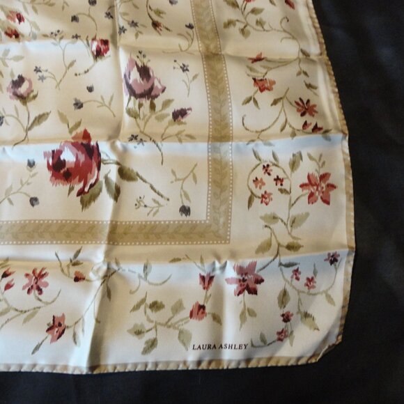 100% Silk Laura Ashley scarf 1970's vintage excellent condition 34 x 34 Italy - Picture 3 of 9